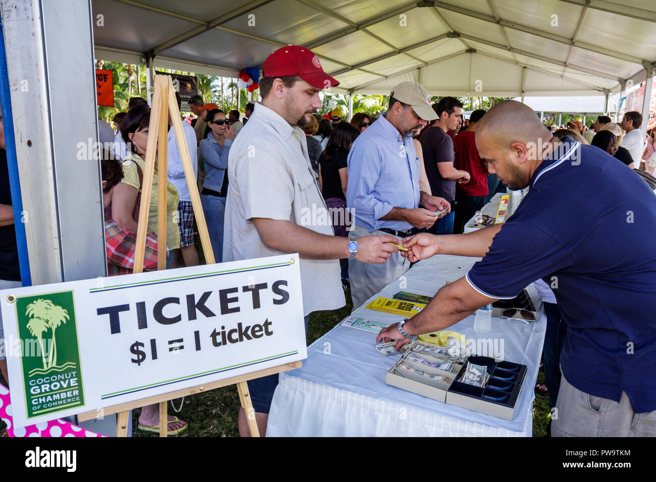 Miami Florida,Coconut Grove,Peacock Park,Great Taste of the Grove,Community food Festival,festival fair,uomo ispanico uomini maschio adulti,uomini,pagare,se Foto Stock