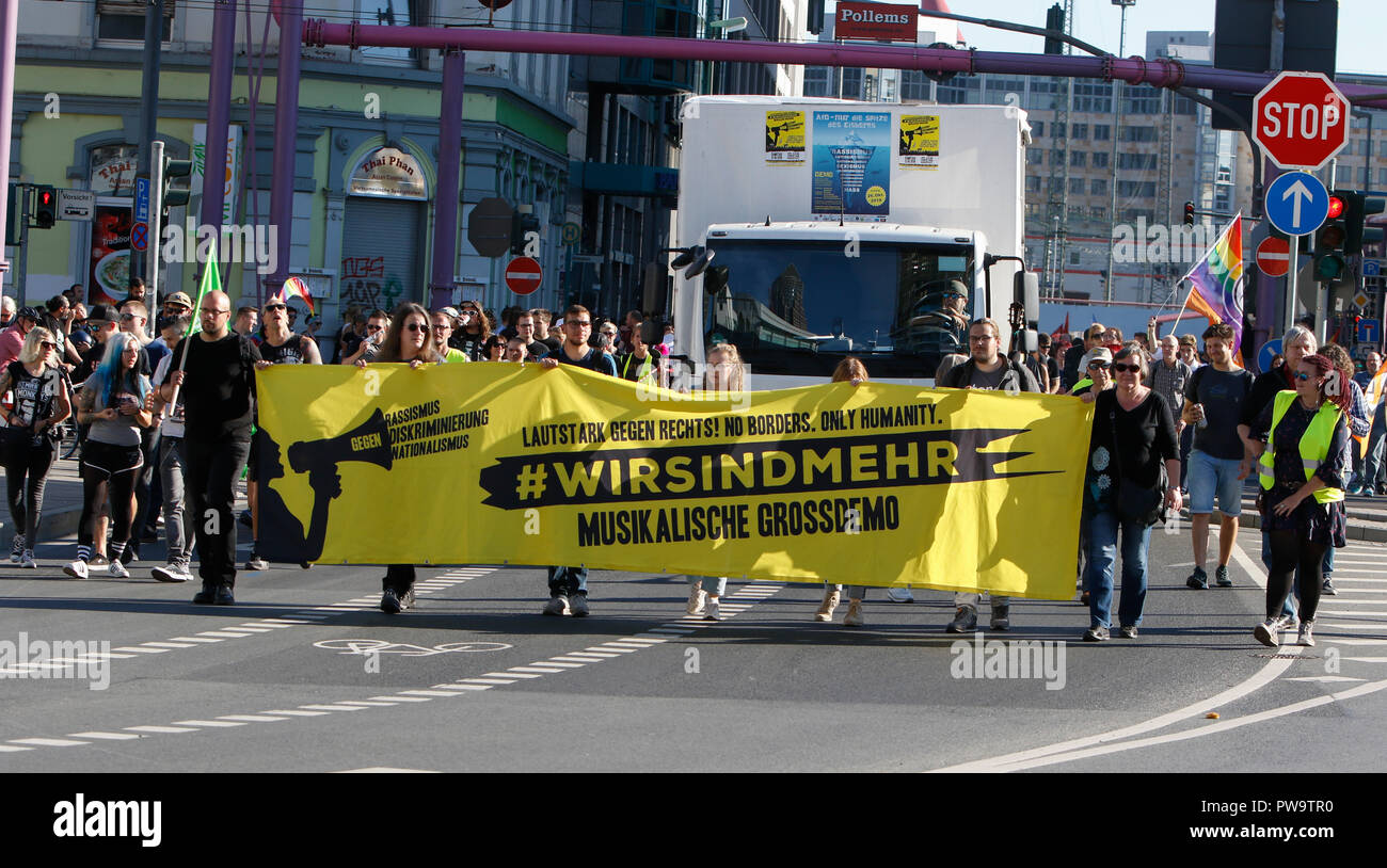 Francoforte, Germania. Xiii oct, 2018. I manifestanti portano la protesta con il "Ci sono più. banner. Oltre 3.500 persone hanno marciato attraverso Francoforte, per protestare contro il razzismo e per la tolleranza. In cui sono stati accompagnati da molti gruppi locali, eseguire sulla strada e al rally. La protesta è stata parte di molte altre manifestazioni di protesta contro il razzismo in Germania nello stesso giorno. Credito: Michael Debets/Pacific Press/Alamy Live News Foto Stock