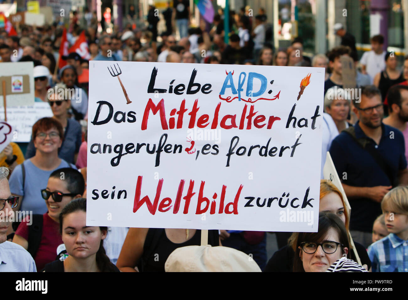 Francoforte, Germania. Xiii oct, 2018. Un manifestante detiene un poster che recita "egregio AfD: i secoli bui hanno chiamato, vogliono che la loro visione del mondo". Oltre 3.500 persone hanno marciato attraverso Francoforte, per protestare contro il razzismo e per la tolleranza. In cui sono stati accompagnati da molti gruppi locali, eseguire sulla strada e al rally. La protesta è stata parte di molte altre manifestazioni di protesta contro il razzismo in Germania nello stesso giorno. Credito: Michael Debets/Pacific Press/Alamy Live News Foto Stock