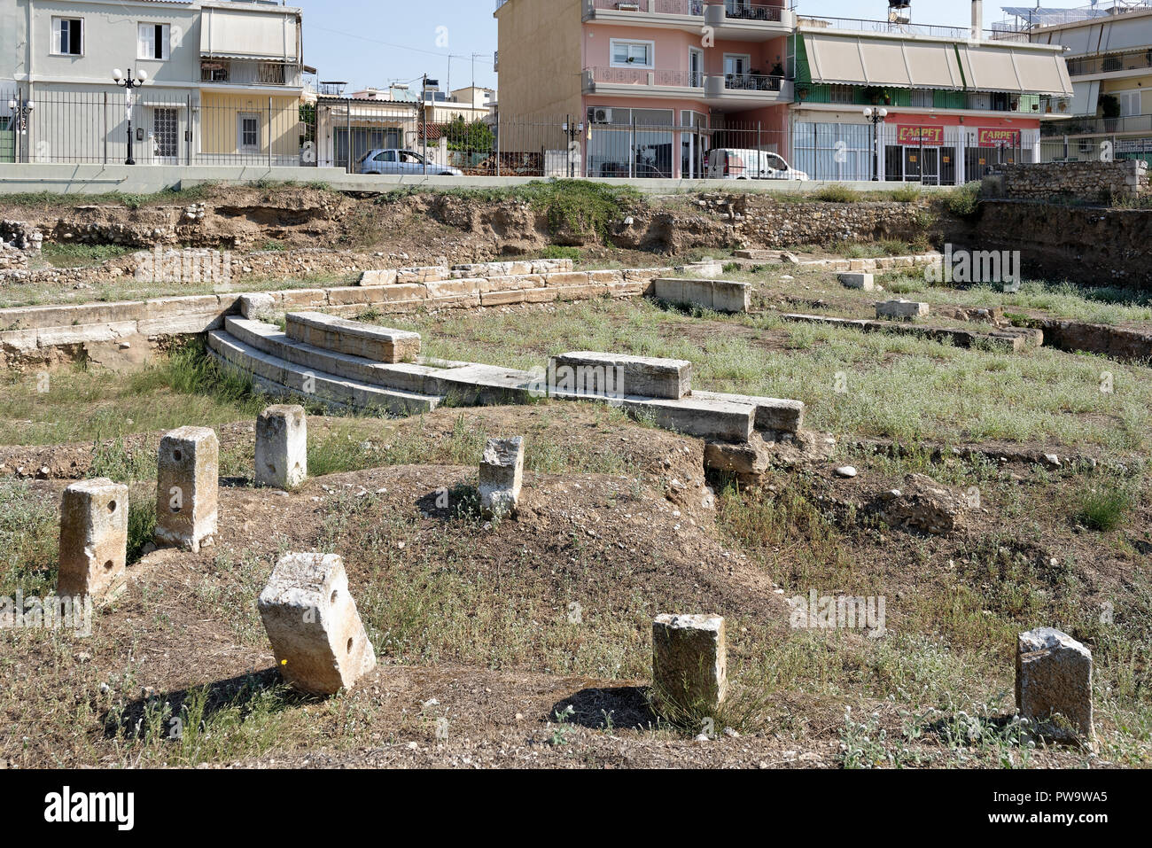 Stele di confine riutilizzati dalla Heroon circondano un focolare con il Teatro Agora in background. Argos. Peloponneso. La Grecia. La stele date da Foto Stock Stele di confine riutilizzati dalla Heroon circondano un focolare con il Teatro Agora in background. Argos. Peloponneso. La Grecia. La stele date da Foto Stock