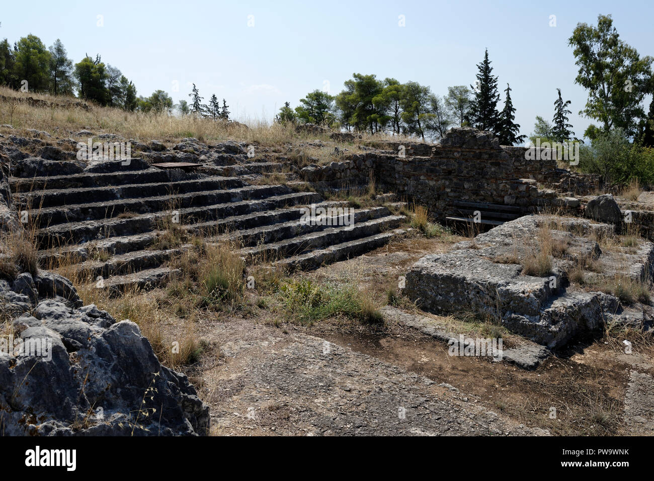 La roccia tagliata scalone monumentale e altare del Santuario di Apollo Deiradiotes o Pizio e Atena Oxyderkes. Argos, Peloponneso e Grecia. La maggior parte Foto Stock