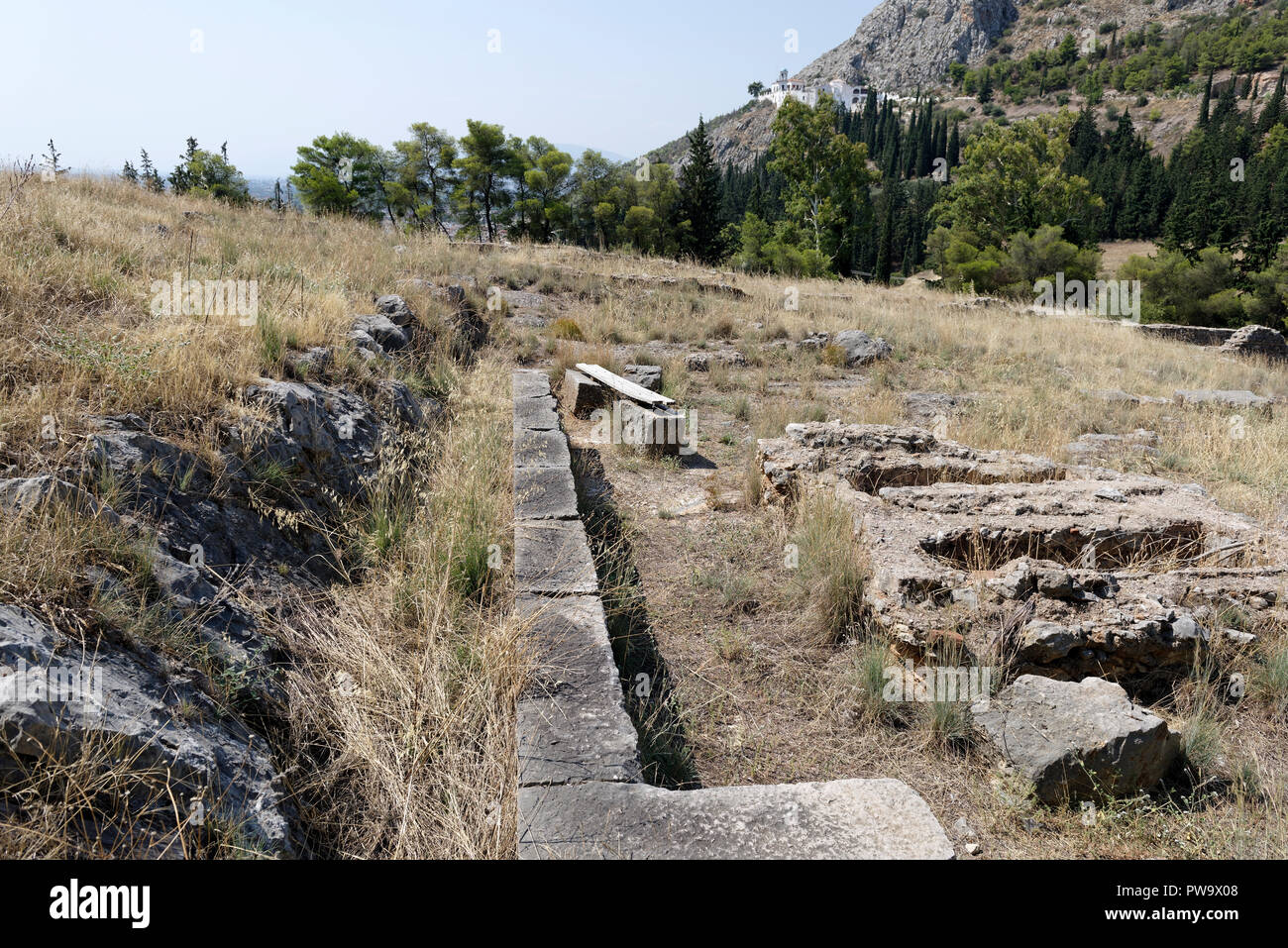 Le fondazioni di un edificio, santuari di Apollo Deiradiotes o Pizio e Atena Oxyderkes. Argos, Peloponneso e Grecia. La maggior parte dei superstiti struct Foto Stock Le fondazioni di un edificio, santuari di Apollo Deiradiotes o Pizio e Atena Oxyderkes. Argos, Peloponneso e Grecia. La maggior parte dei superstiti struct Foto Stock