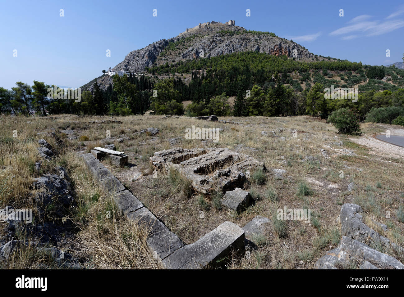 Le fondazioni di un edificio, santuari di Apollo Deiradiotes o Pizio e Atena Oxyderkes. Argos, Peloponneso e Grecia. La maggior parte dei superstiti struct Foto Stock Le fondazioni di un edificio, santuari di Apollo Deiradiotes o Pizio e Atena Oxyderkes. Argos, Peloponneso e Grecia. La maggior parte dei superstiti struct Foto Stock