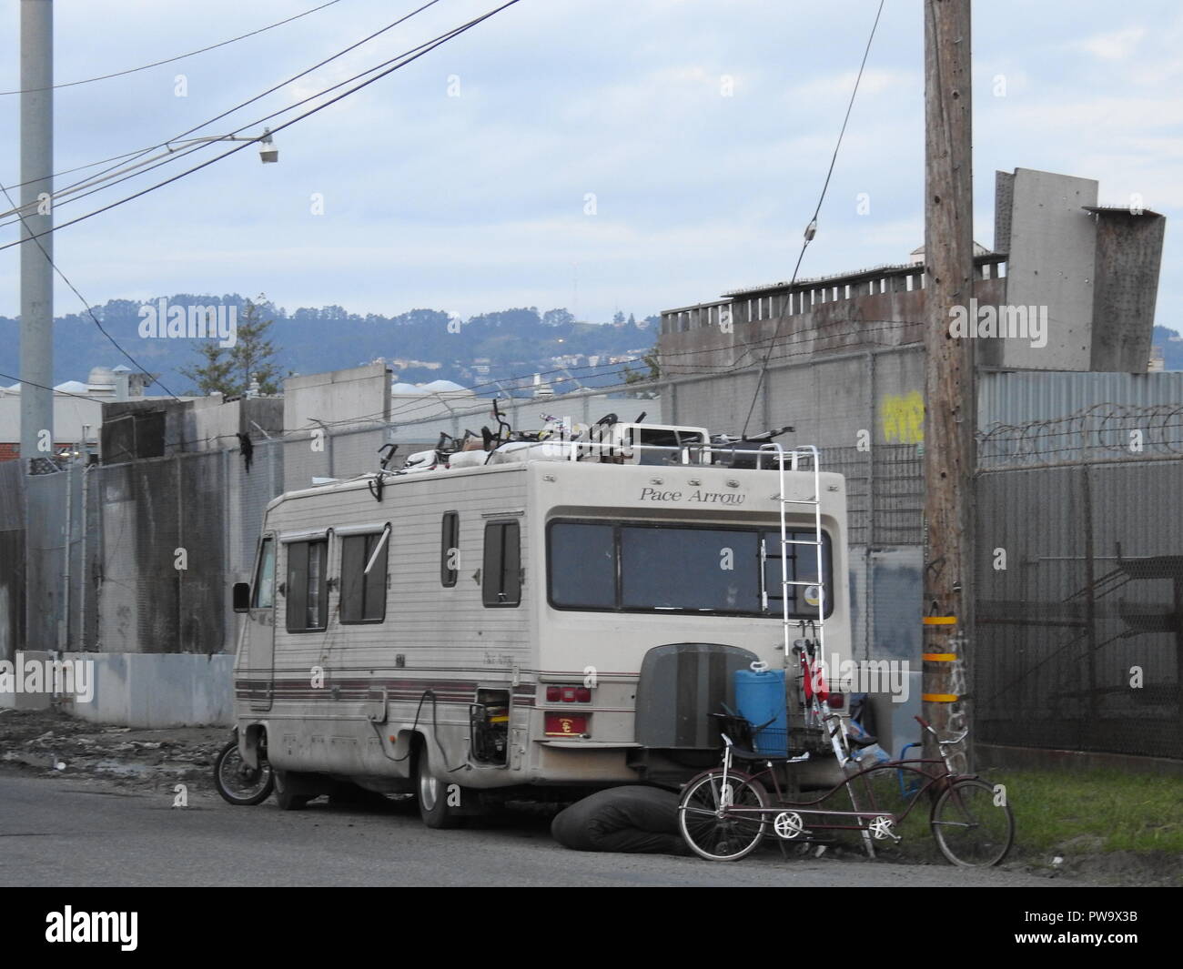 Un camper parcheggiato su Campbell Street nella zona ovest di Oakland. Foto Stock