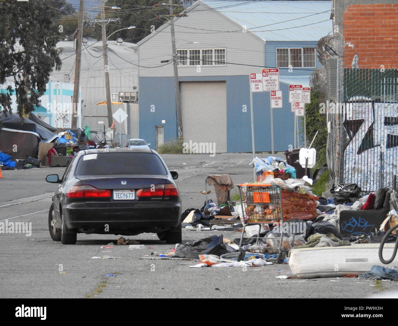 Cestino ammucchiati nei pressi di un accampamento senzatetto su Wood Street nella zona ovest di Oakland. Foto Stock