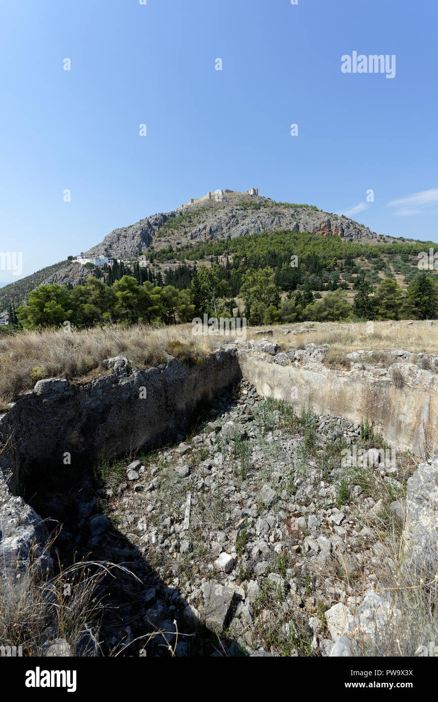 Le fondazioni di un edificio con una cisterna eventualmente un Asklepion, santuari di Apollo Deiradiotes o Pizio e Atena Oxyderkes. Argos, Peloponneso, Foto Stock Le fondazioni di un edificio con una cisterna eventualmente un Asklepion, santuari di Apollo Deiradiotes o Pizio e Atena Oxyderkes. Argos, Peloponneso, Foto Stock
