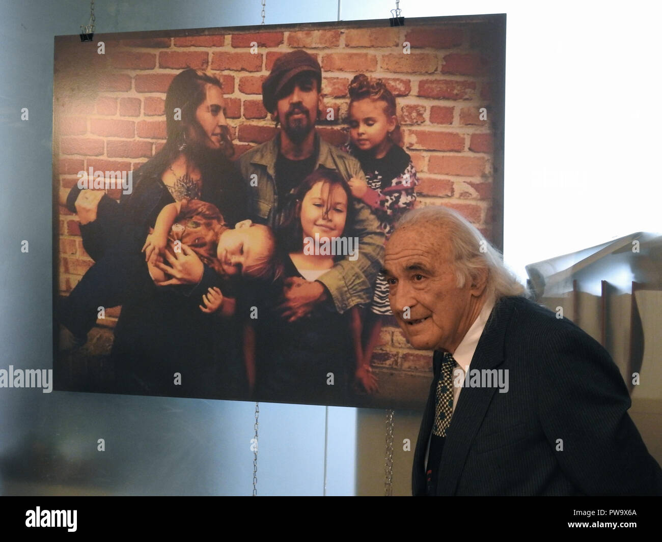 Difesa Avvocato J. Tony Serra in occasione di una conferenza stampa nella sua San Francisco office su Giugno 9, 2017, in piedi di fronte a una foto di Derick Almena, l'operatore della nave fantasma magazzino a Oakland, in California, dove 36 persone sono morte in un incendio il 2 dicembre, 2016. Almena è stato caricato con 36 conta di omicidio colposo. Foto Stock