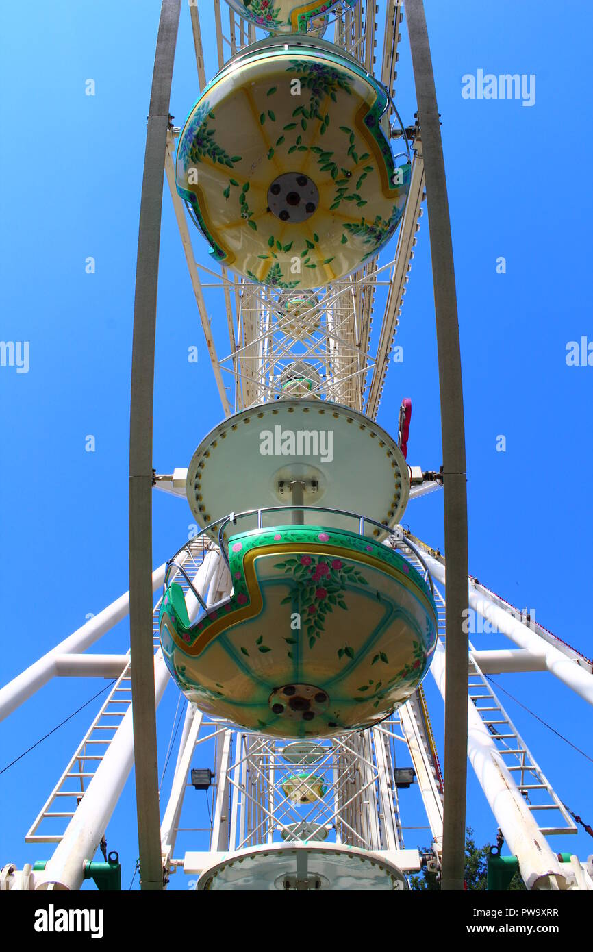 Vista della Ruota vettura passeggeri / carrello con cielo blu sullo sfondo - Berlino, Germania Foto Stock