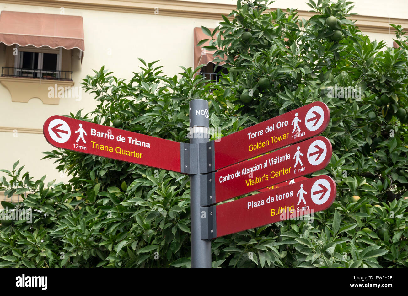 Direzionale segni a piedi con pochi minuti su una strada a Siviglia, Spagna Foto Stock