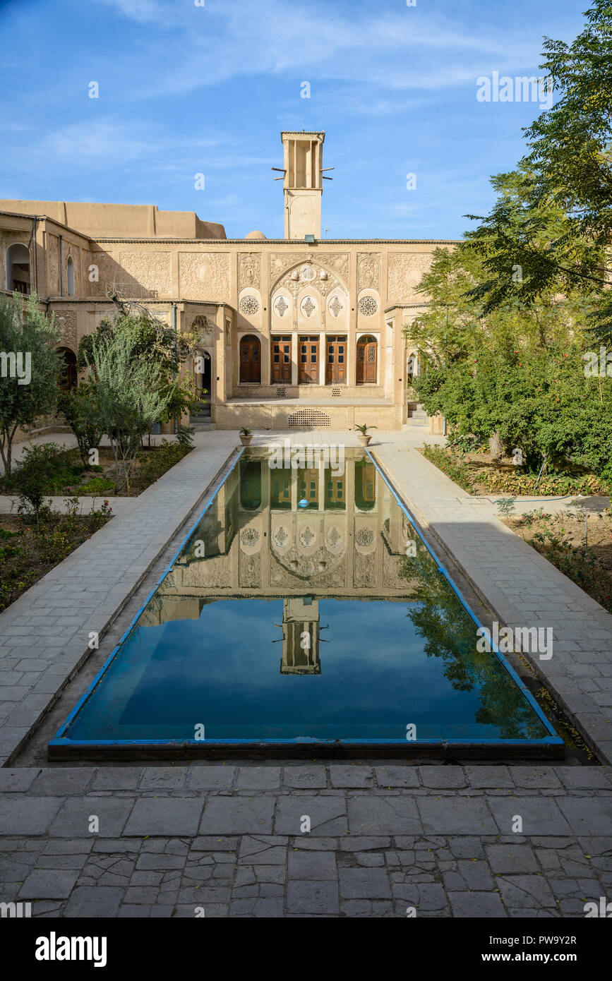KASHAN, IRAN - 11 ottobre 2014: Antica tradizionale e storico persiano Borujerdi aristocratica Casa Vista cortile Foto Stock