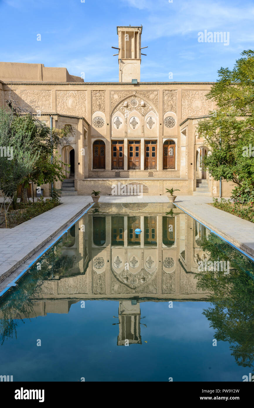 KASHAN, IRAN - 11 ottobre 2014: Antica tradizionale e storico persiano Borujerdi aristocratica Casa Vista cortile Foto Stock