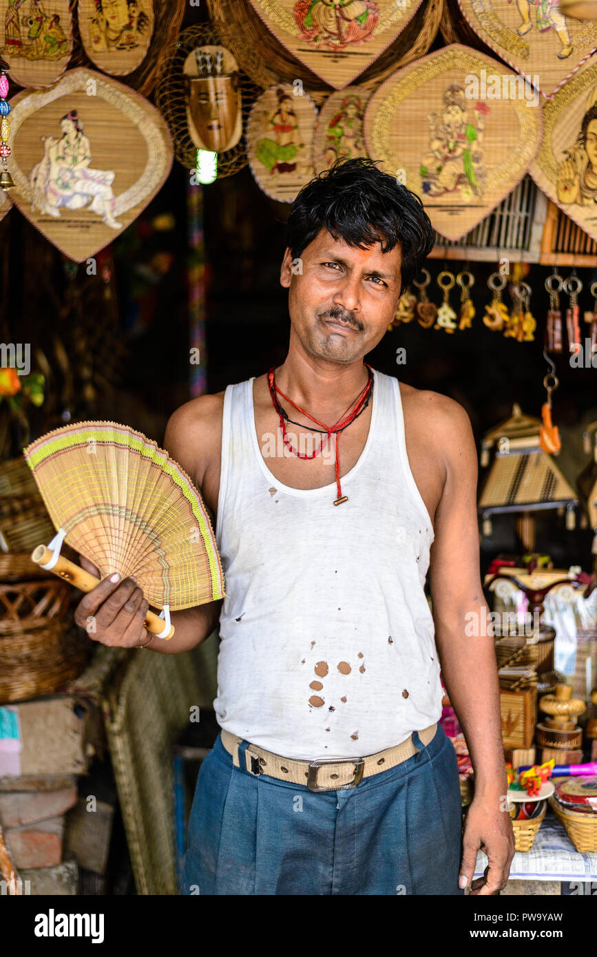 VARANASI, India - 16 agosto 2014: indiano con la ventola a mano in Varanasi Foto Stock
