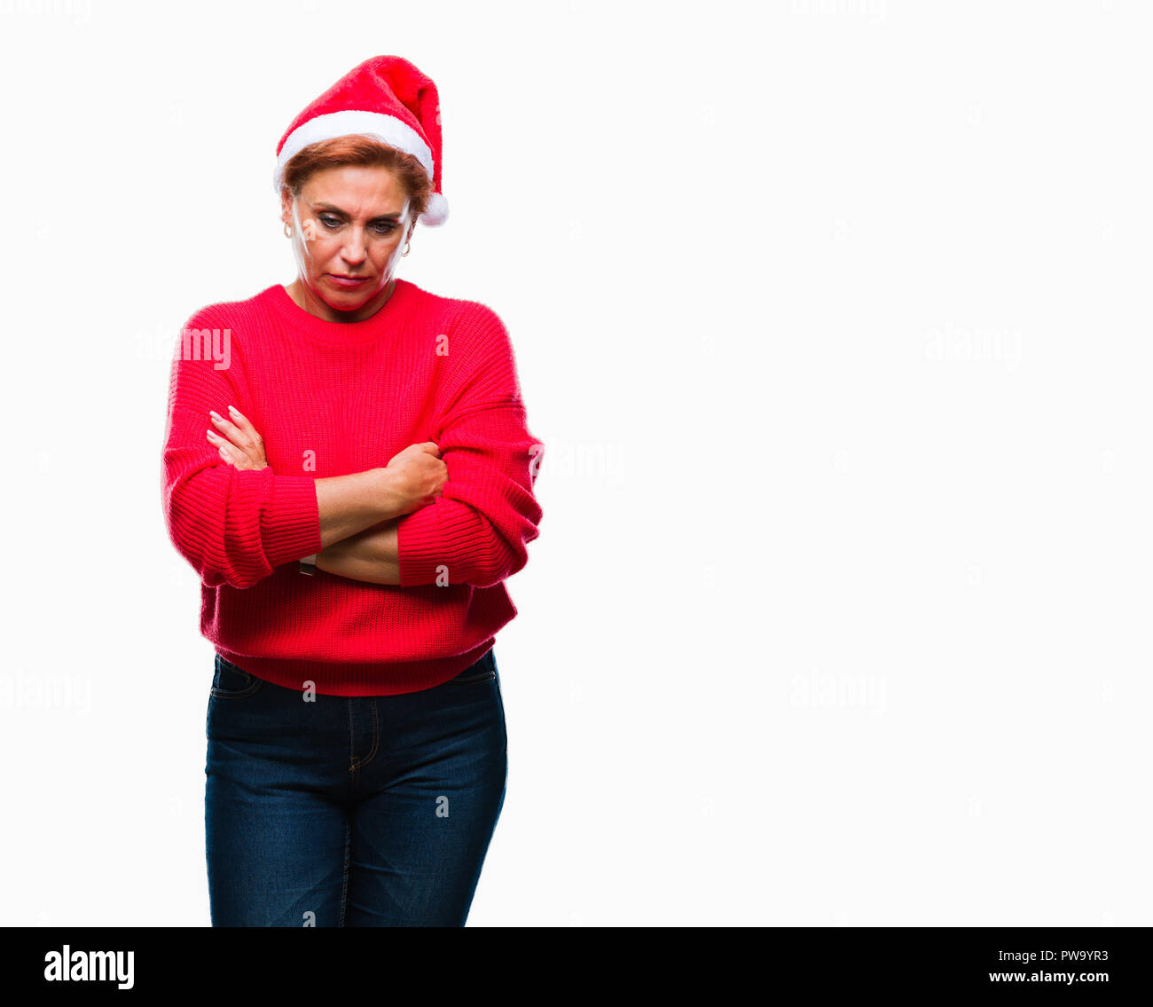 Accattivante senior redhead caucasica donna con cappello a Natale su sfondo isolato scettico e nervoso, disapprovando espressione sul viso con cro Foto Stock