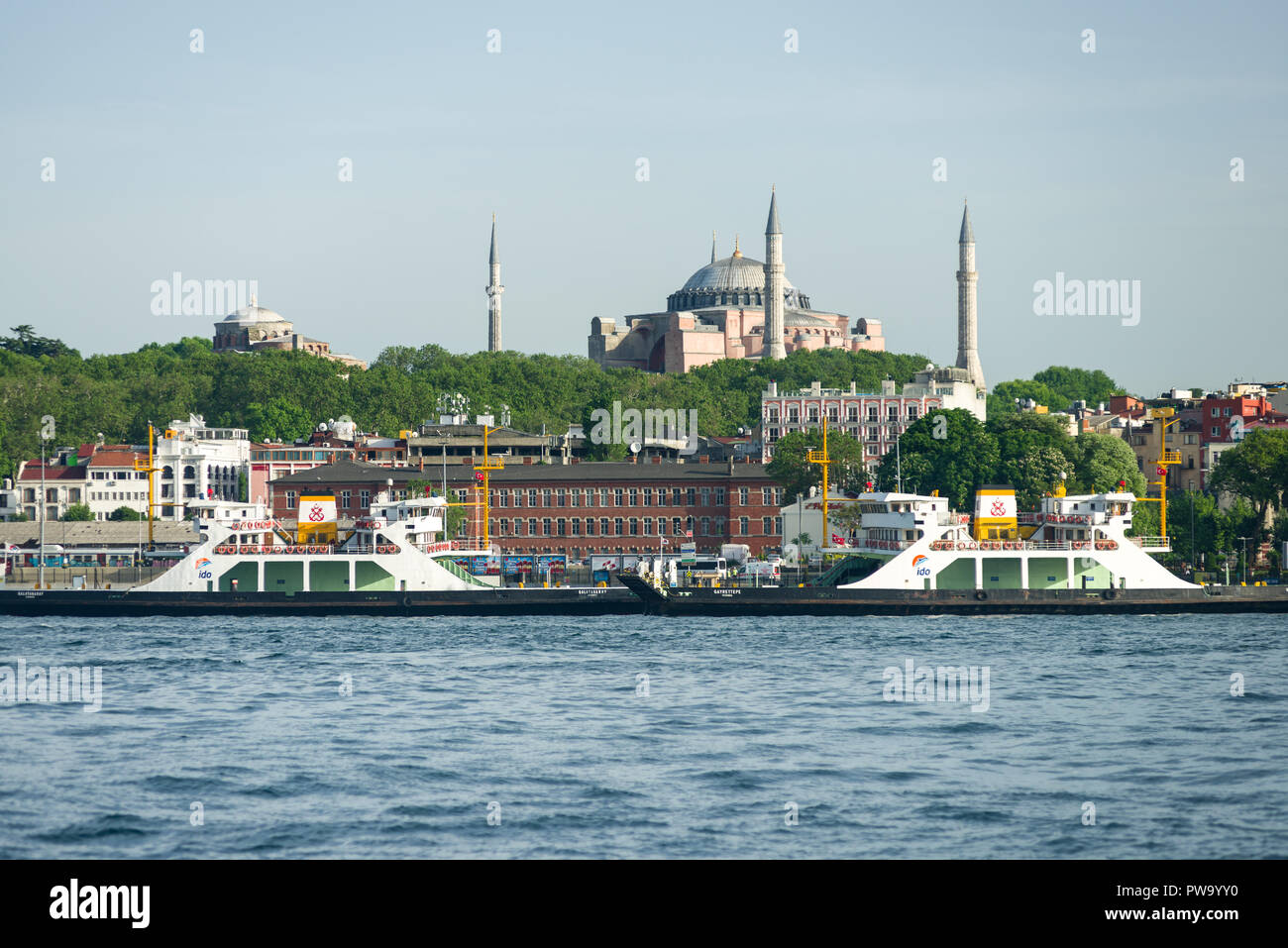Veicolo ferries ormeggiata al porto di Eminonu con il Museo Hagia Sophia in background, Istanbul, Turchia Foto Stock