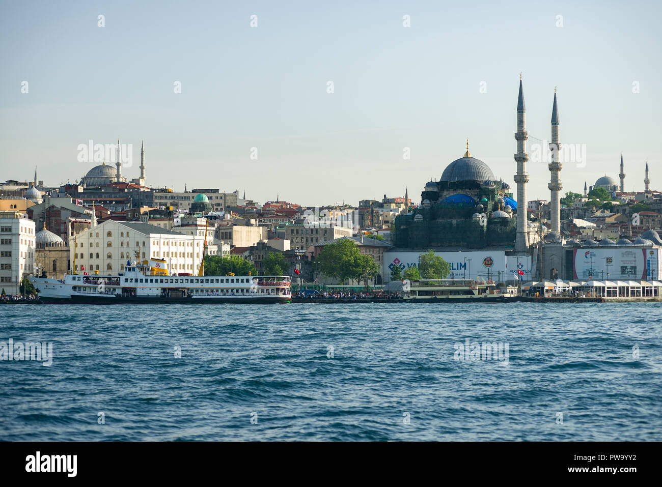 Un grande traghetto ormeggiata al porto di Eminonu sul Golden Horn con moschee e gli edifici in background, Istanbul, Turchia Foto Stock