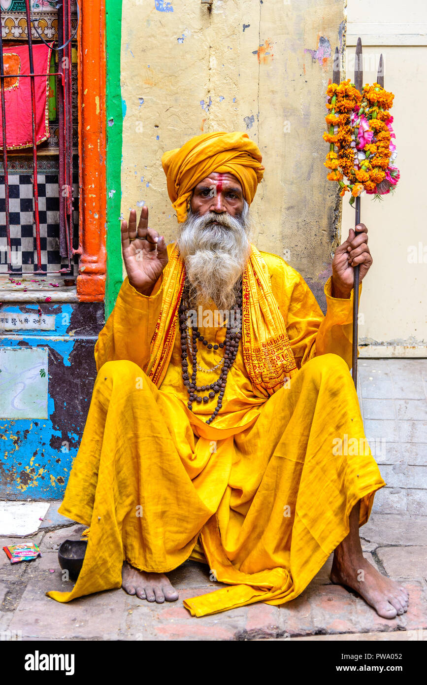 VARANASI, India - 14 Ago, 2014: spirituale yogi con trident nel tradizionale abito giallo Foto Stock
