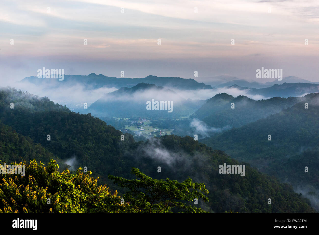 Foggy montagne Parco nazionale Khao Yai Foto Stock