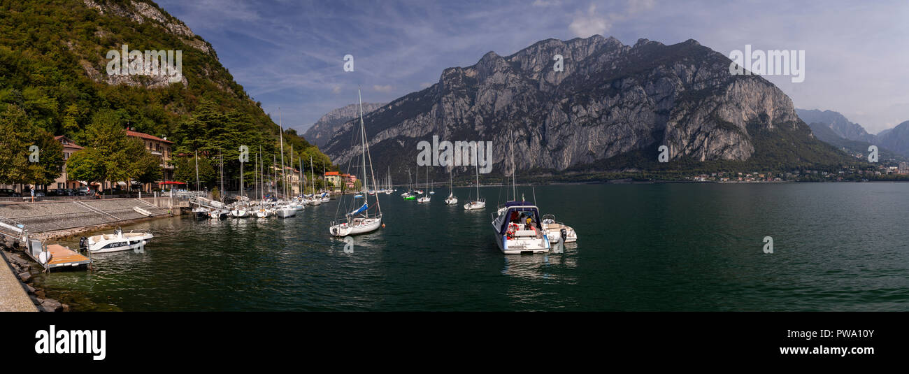 Barche a Valmedrera porto sul Lago di Como, Italia, con montagne Foto Stock
