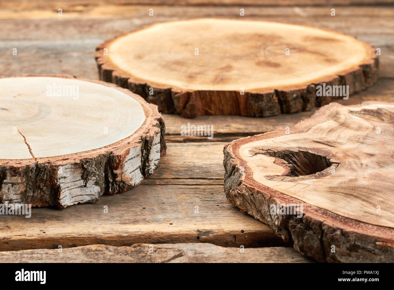 Legno naturale fette. Rustico dischi di legno. Set di piastre in legno.  Torta di legno cavalletti Foto stock - Alamy