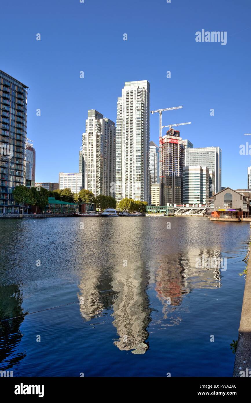 Millwall Inner Dock con grattacieli in costruzione Canary Wharf Docklands di Londra Inghilterra REGNO UNITO Foto Stock