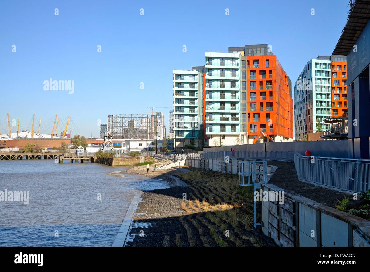 Il fiume giardini nuovi appartamenti dal fiume Tamigi a Greenwich Londra Inghilterra REGNO UNITO Foto Stock