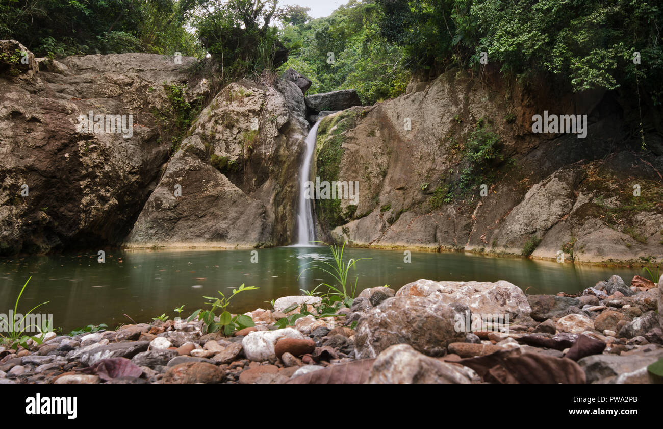 Cascate Budlaan attività outdoor trekking lungo un fiume creek corso d'acqua passando il ponte di bambù, serie di immagini nella provincia di Cebu Foto Stock