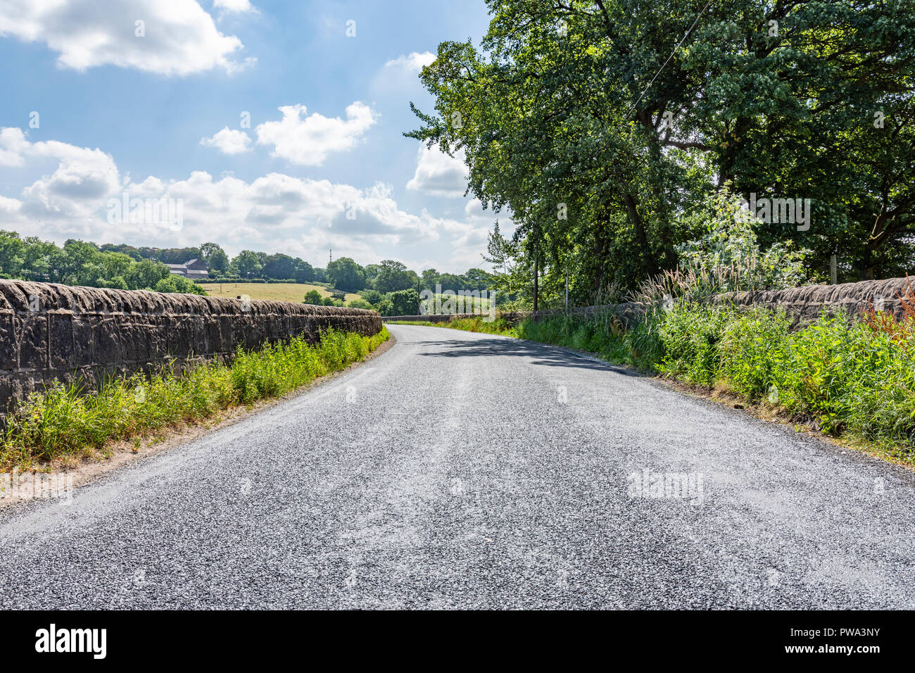 Pittoresco paese di lingua inglese road Foto Stock