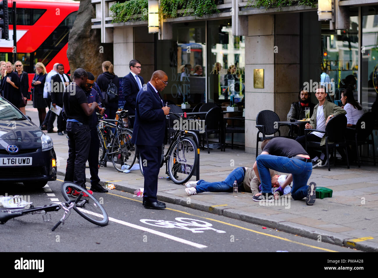 Ciclista di essere colpiti da un auto e feriti, Chiswell Street, Londra, Regno Unito Foto Stock