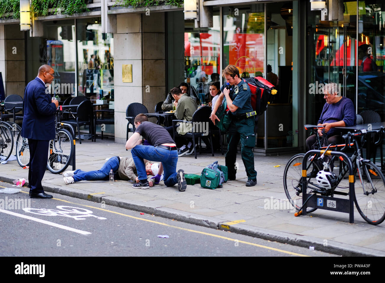 Ciclista di essere colpiti da un auto e feriti, Chiswell Street, Londra, Regno Unito Foto Stock