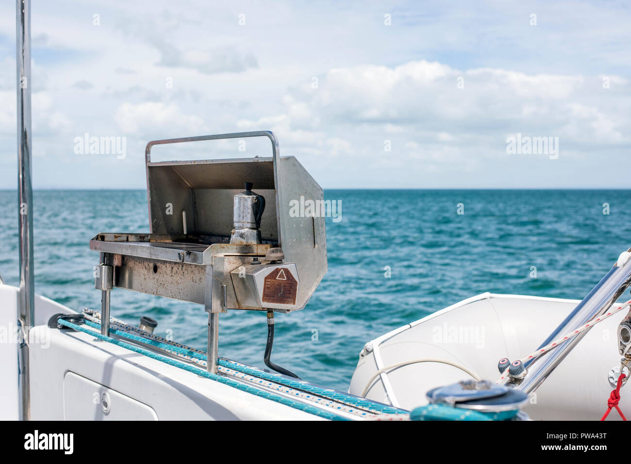 Caffettiera sul barbecue attaccata alla poppa della barca in mare Foto Stock
