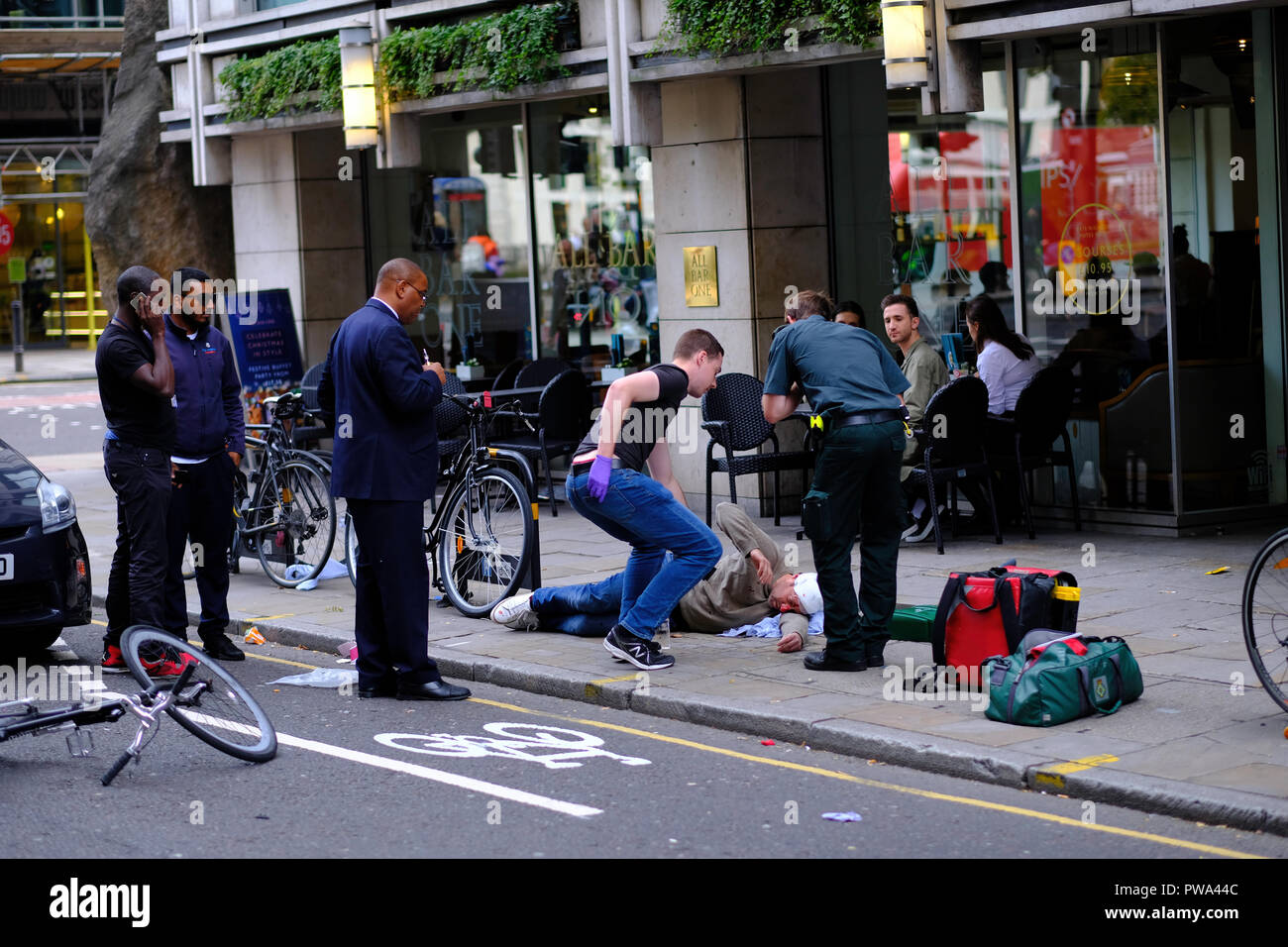 Ciclista di essere colpiti da un auto e feriti, Chiswell Street, Londra, Regno Unito Foto Stock