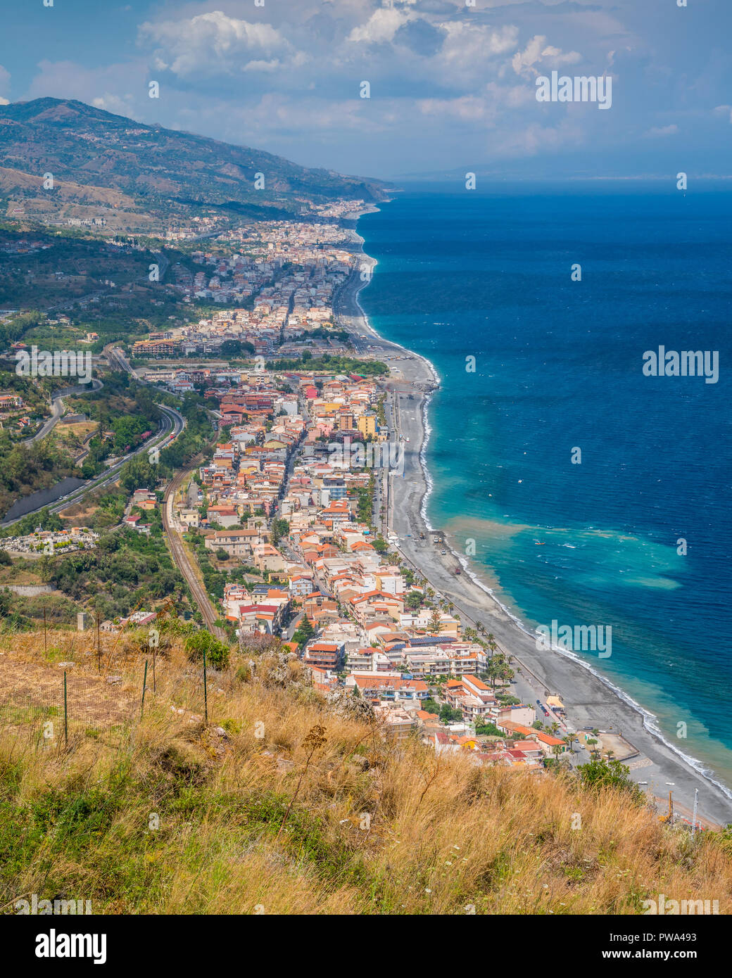 Vista panoramica dalla Forza d'Agrò. Provincia di Messina, Sicilia, Italia meridionale. Foto Stock