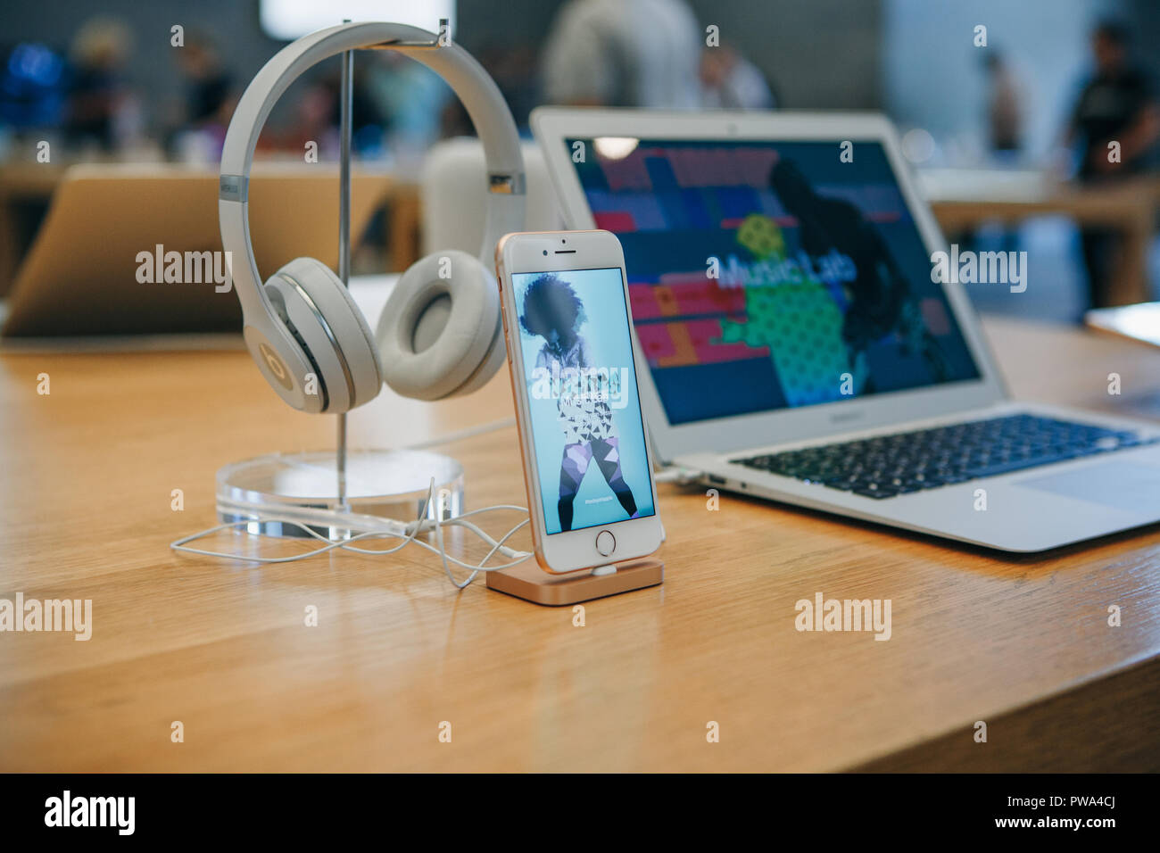 Berlino, 29 agosto 2018: Vendita di prodotti Apple compresi iPhone 8 plus e  cuffie per ascoltare la musica nella gazzetta Apple Store a Berlino Foto  stock - Alamy
