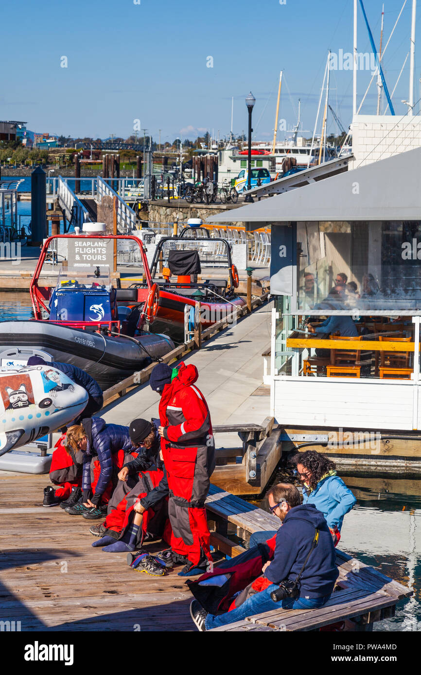 I clienti in partenza per un avvistamento di balene viaggio dal Porto Interno di Victoria, British Columbia Foto Stock