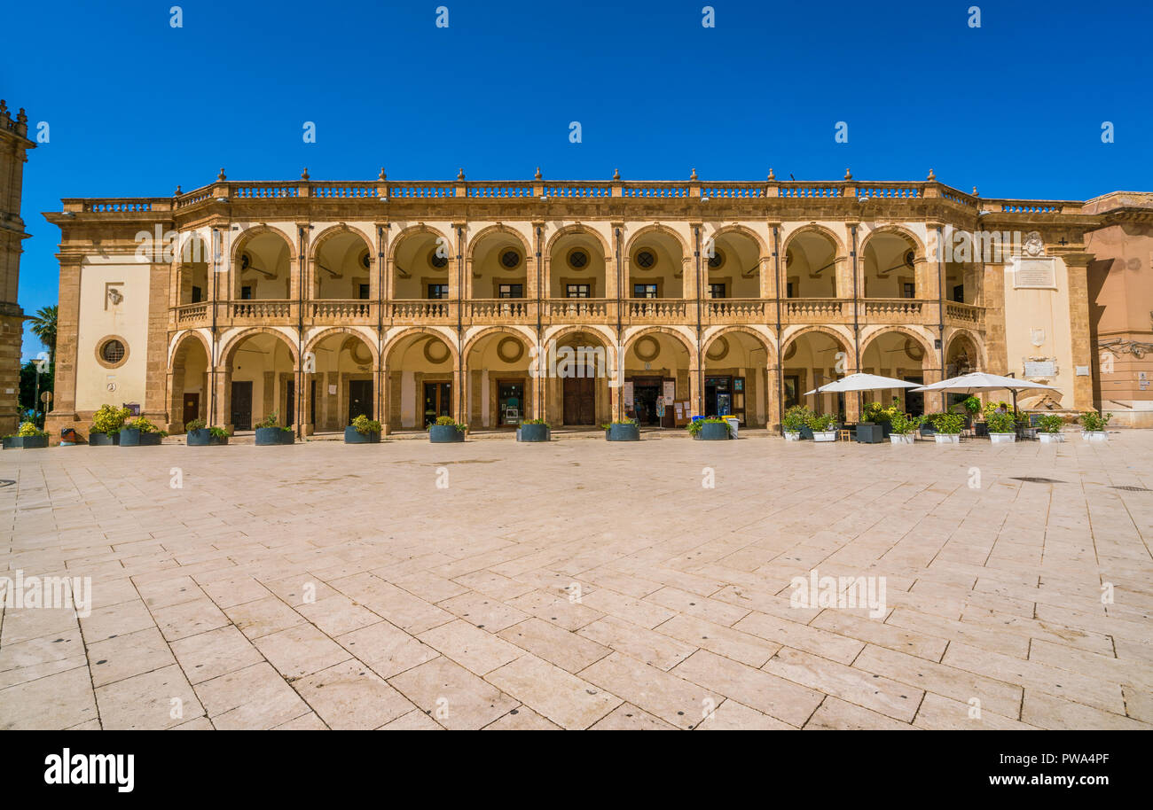 Piazza della Repubblica a Mazara del Vallo, cittadina in provincia di Trapani, Sicilia, Italia meridionale. Foto Stock