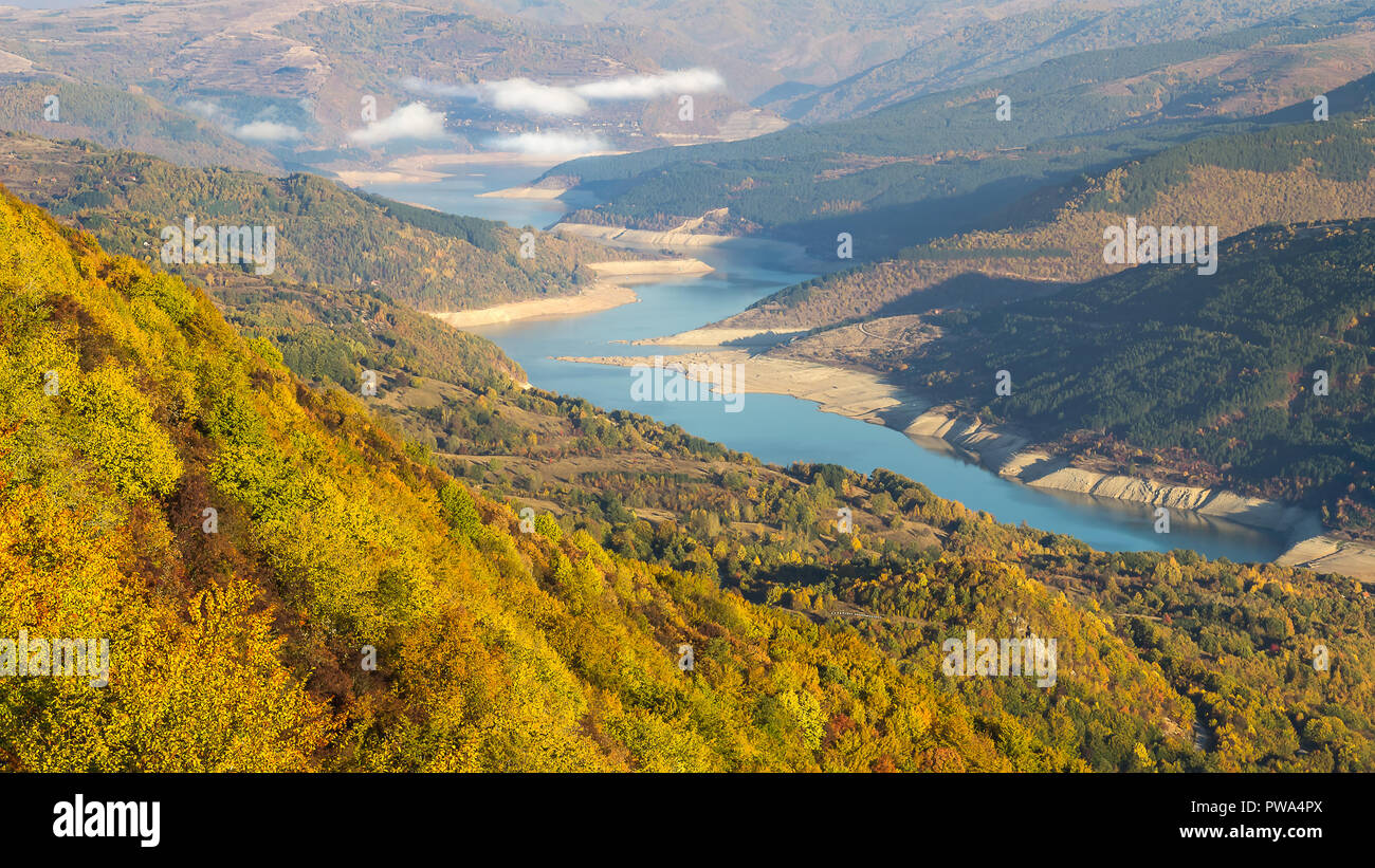 Autunno scena dal punto di vista rock di capra con vista ravvicinata di meandro lago Zavoj durante la foschia mattutina Foto Stock