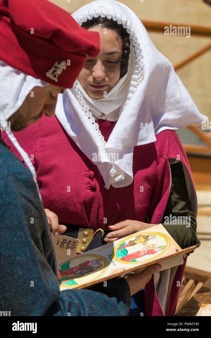 Scribi medievale la scrittura di calligraphy pratica illuminazione tradizionale Foto Stock