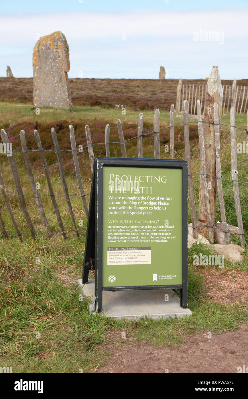 Un avviso in corrispondenza dell'anello di Brodgar, Orkney che indica che il flusso di visitatori è tale che stanno proteggendo il percorso Foto Stock