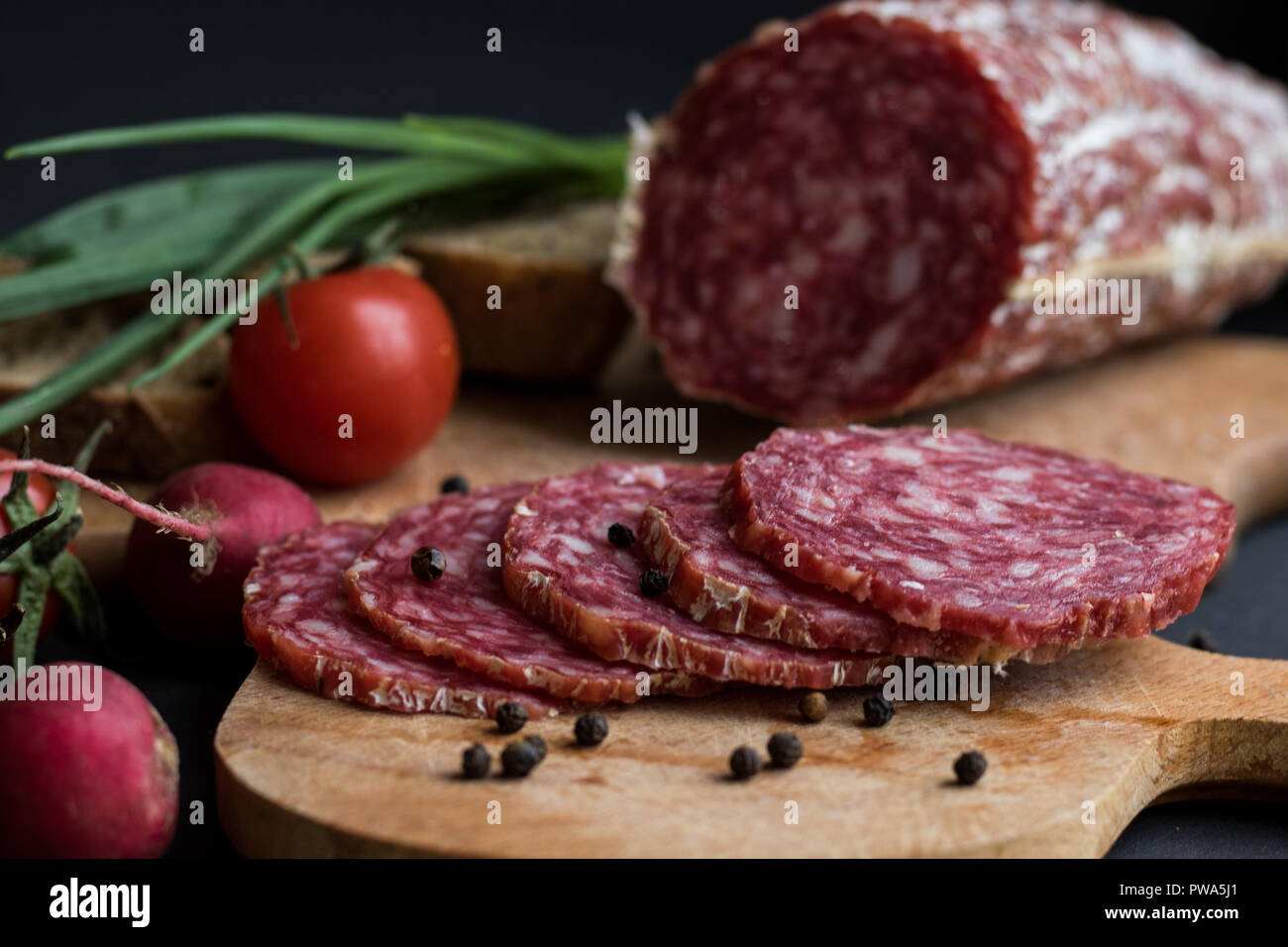 Close-up di pezzi di salsiccia con patate e fagioli di pepe Foto Stock