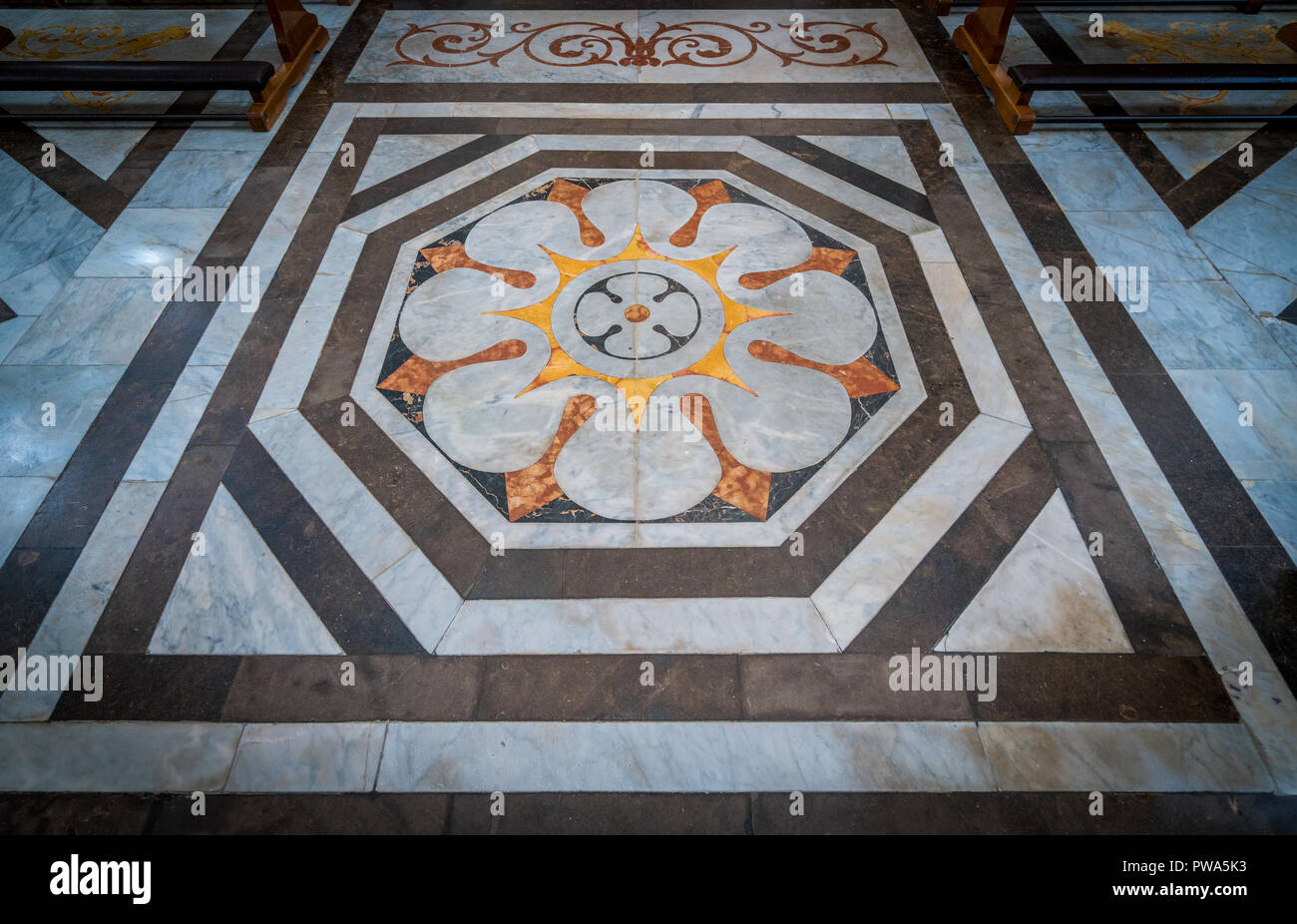 La decorazione del pavimento del Duomo di San Pietro (San Pietro) in  Modica. La Sicilia Il sud dell'Italia Foto stock - Alamy