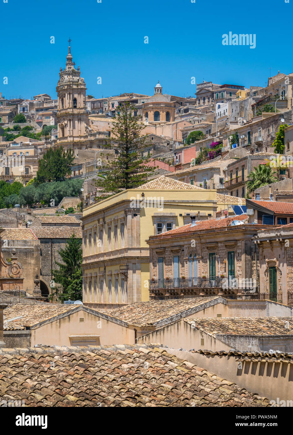 Vista panoramica a Modica, famosa cittadina barocca in Sicilia Il sud dell'Italia. Foto Stock