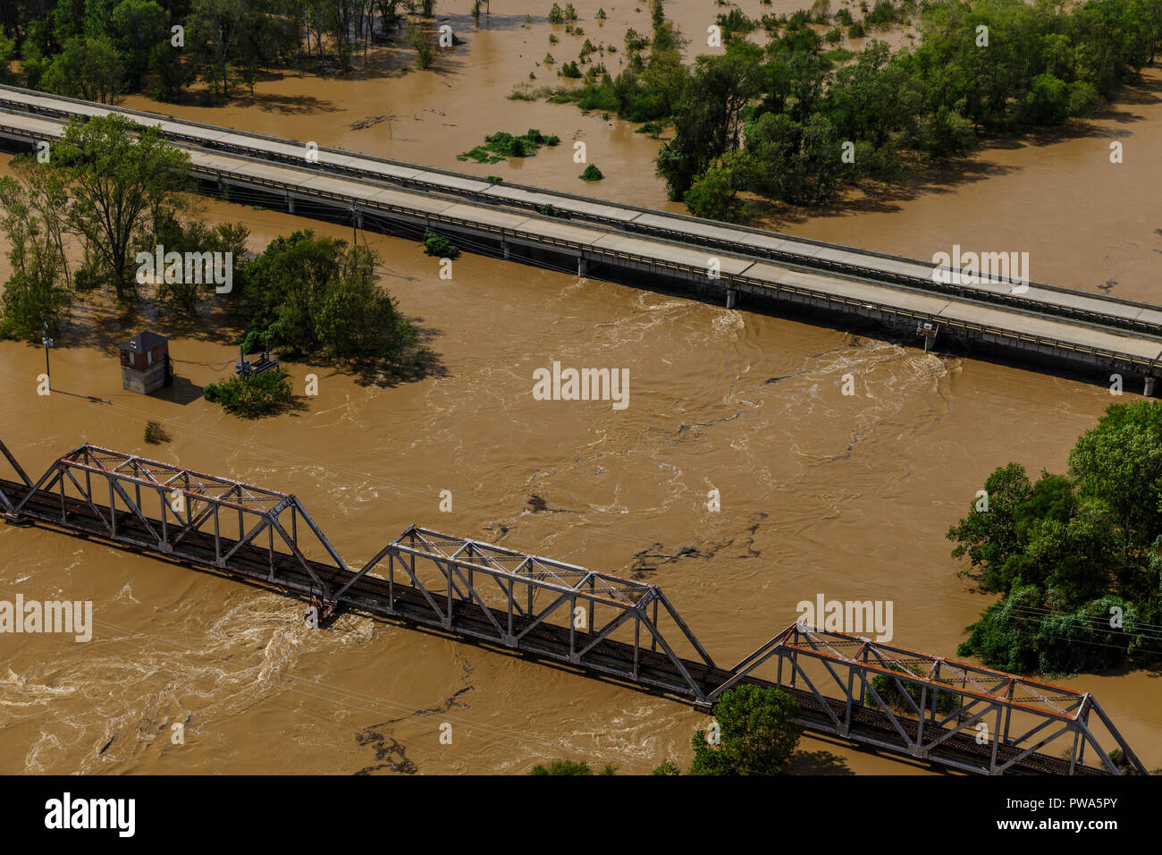 Le acque di esondazione minacciano la rampa e ponti del veicolo in seguito alla tempesta tropicale Firenze Settembre 25, 2018 in Conway, Carolina del Sud. Foto Stock Le acque di esondazione minacciano la rampa e ponti del veicolo in seguito alla tempesta tropicale Firenze Settembre 25, 2018 in Conway, Carolina del Sud. Foto Stock