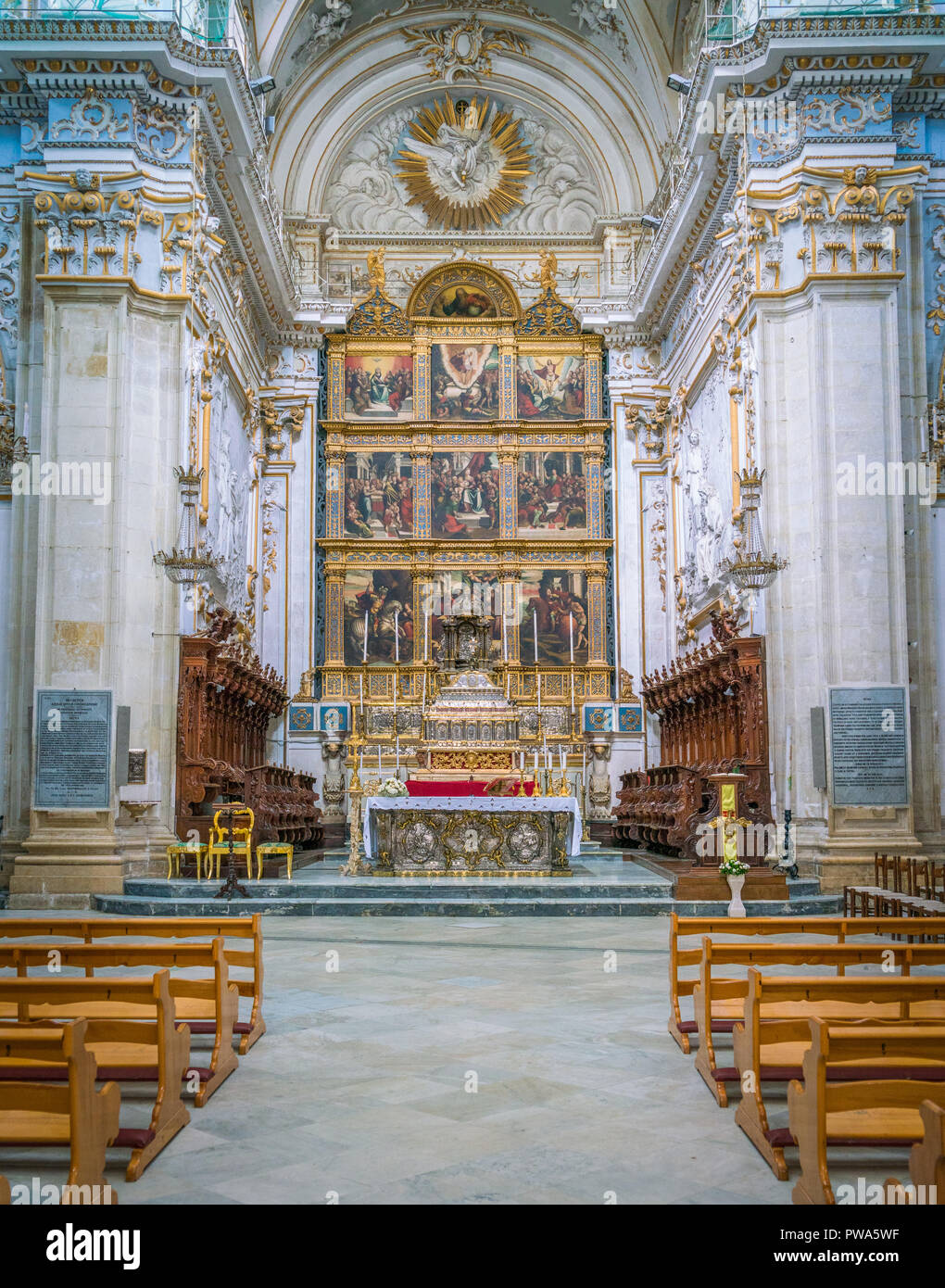 Altare maggiore del Duomo di San Giorgio a Modica, splendido esempio di barocco siciliano art. La Sicilia Il sud dell'Italia. Foto Stock