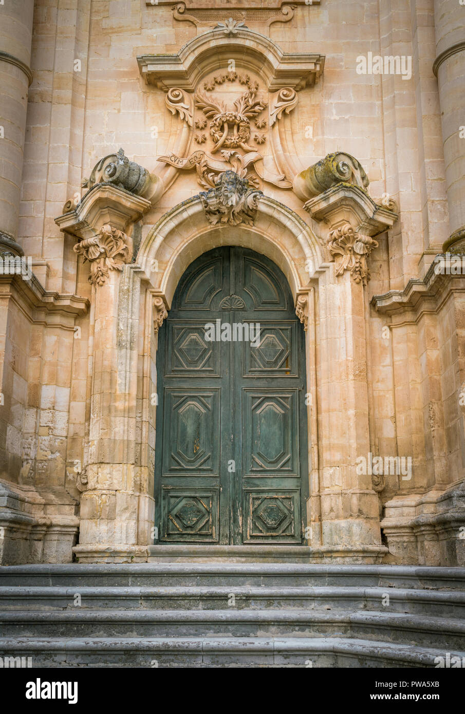 Ornati in porta per il Duomo di San Giorgio a Modica, splendido esempio di barocco siciliano art. La Sicilia Il sud dell'Italia. Foto Stock