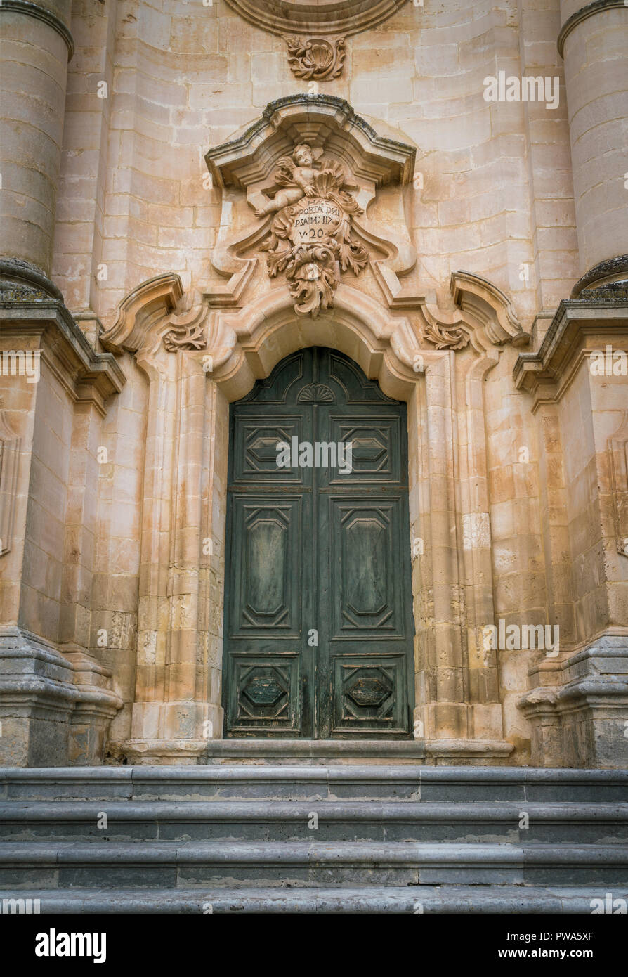 Ornati in porta per il Duomo di San Giorgio a Modica, splendido esempio di barocco siciliano art. La Sicilia Il sud dell'Italia. Foto Stock