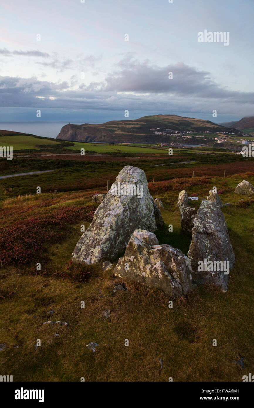 Meayll cerchio di pietra e camera di sepoltura Meayll sulla collina con vista della testa Bradda, PORT ERIN, Isola di Man Foto Stock