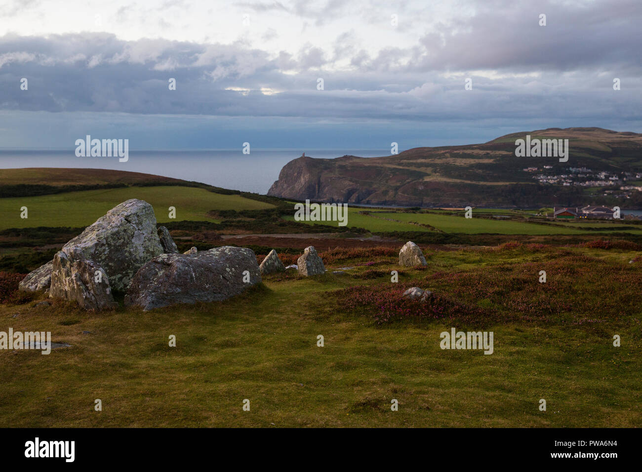 Meayll cerchio di pietra e camera di sepoltura Meayll sulla collina con vista della testa Bradda, PORT ERIN, Isola di Man Foto Stock