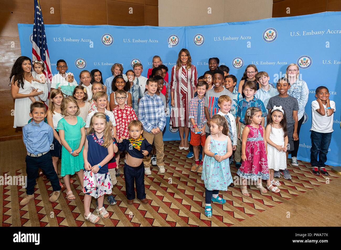 U.S prima signora Melania Trump pone per le foto e si incontra con U.S. Ambasciata Ghana i dipendenti e le loro famiglie al Movenpick Hotel Ambassador Ottobre 2, 2018 in Accra, Ghana. Questo è il primo solista viaggio internazionale mediante la prima signora. Foto Stock