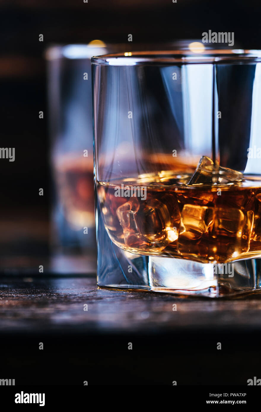 L'alcool bere whisky e whiskey Bourbon o con cubetti di ghiaccio sul legno scuro tabella Foto Stock