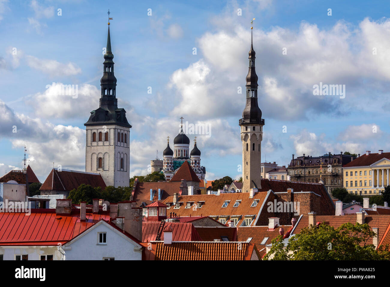 Skyline di Tallinn in Estonia. Le tre chiese sono - La Chiesa di San Nicola, la Cattedrale Alexander Nevsky e la chiesa di Santo Spirito. Foto Stock